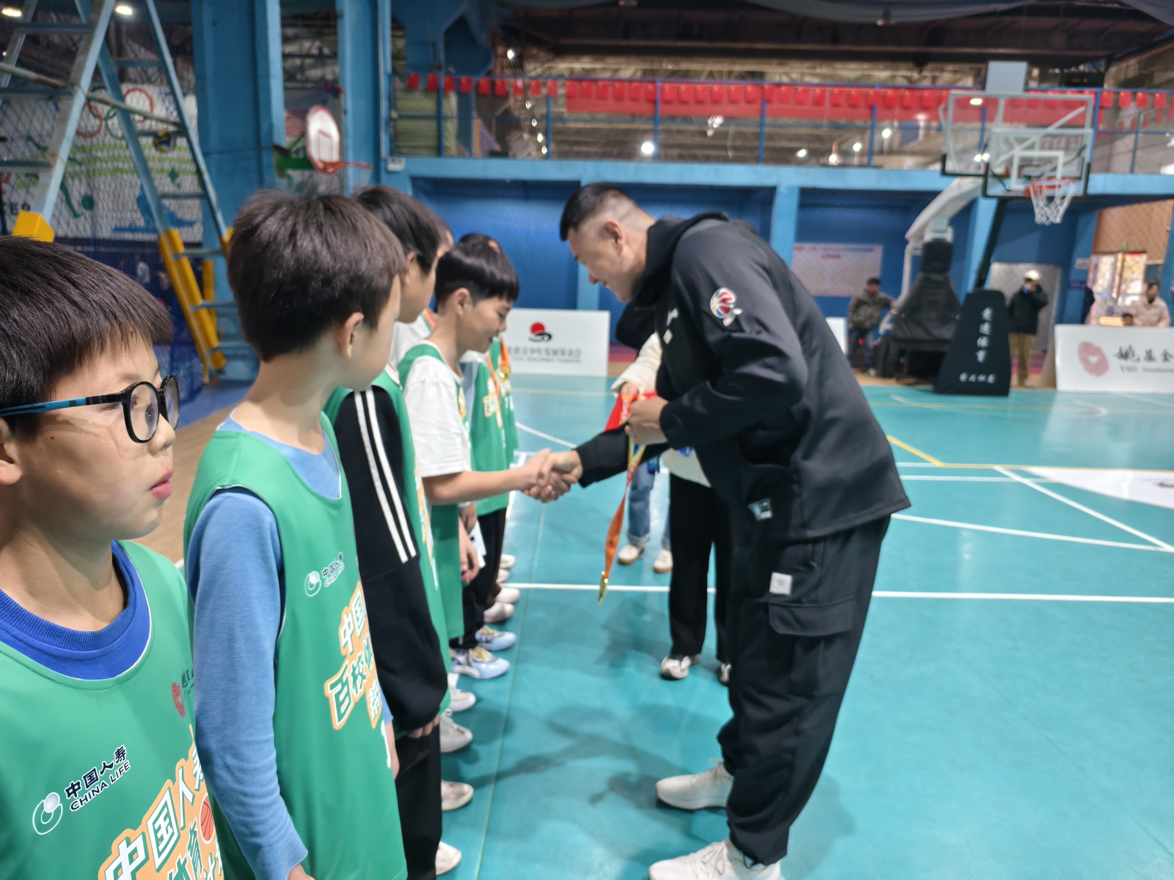 小学篮球联赛揭幕，学子们热情参与