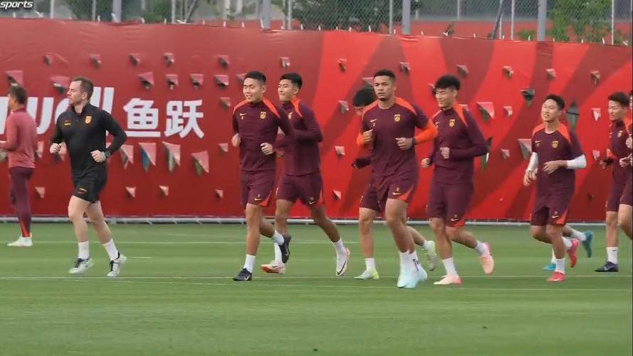 包含艰难足球比赛胜负难分，球员争取全力的词条