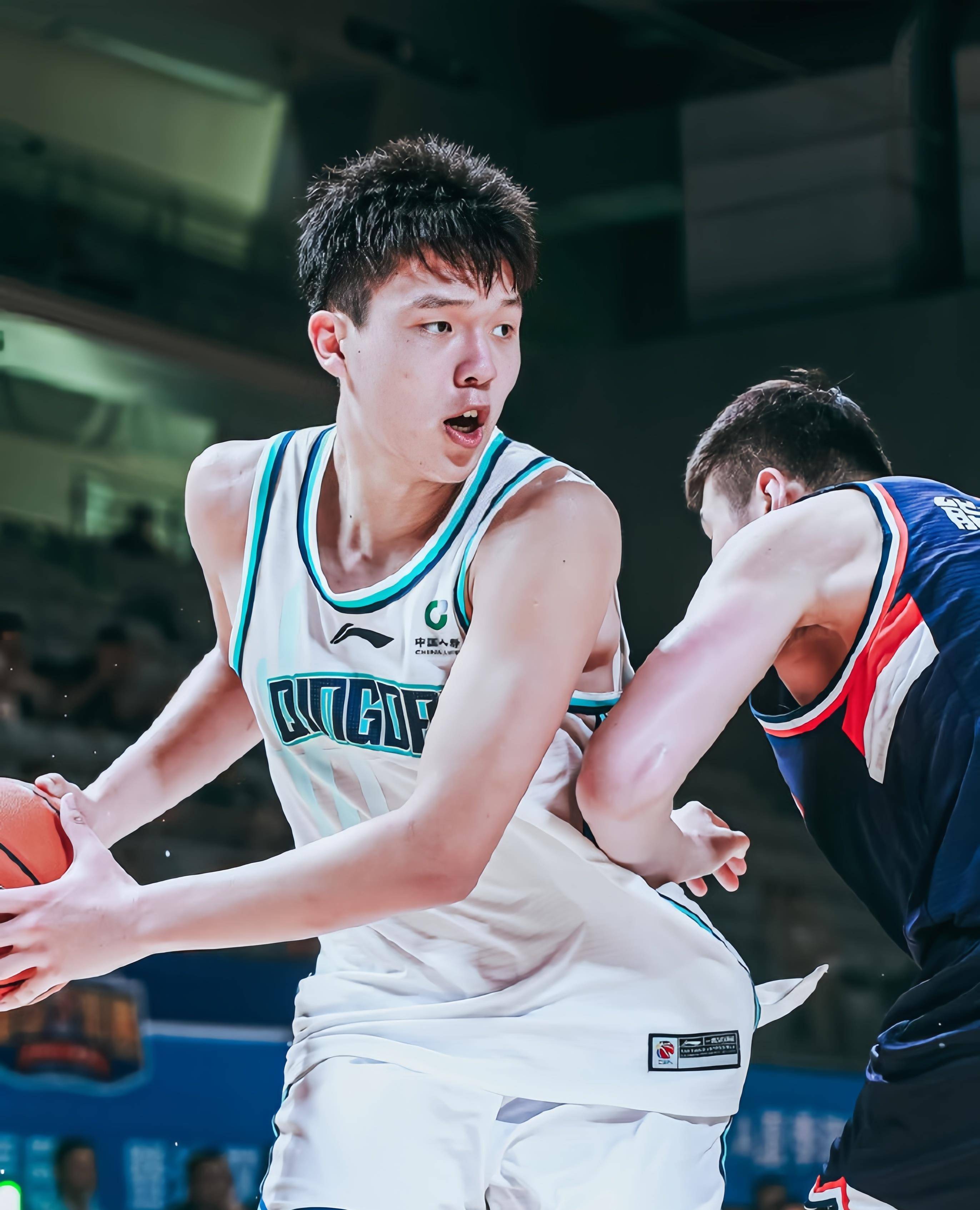 杨瀚森NBA新定妆照发布：身披开拓者16号红袍，张开双臂迎接新赛季的简单介绍