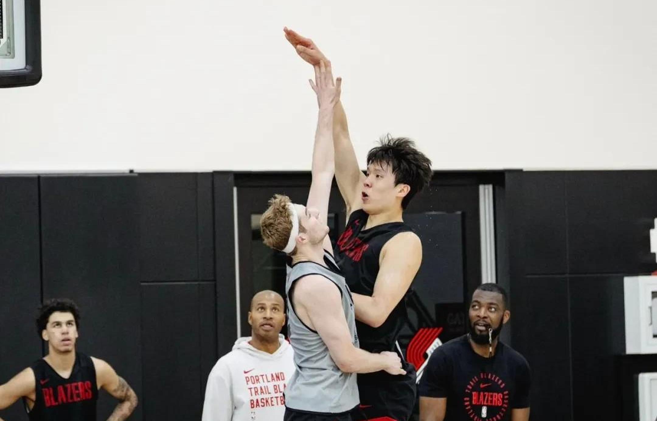 杨瀚森NBA新定妆照发布：身披开拓者16号红袍，张开双臂迎接新赛季的简单介绍